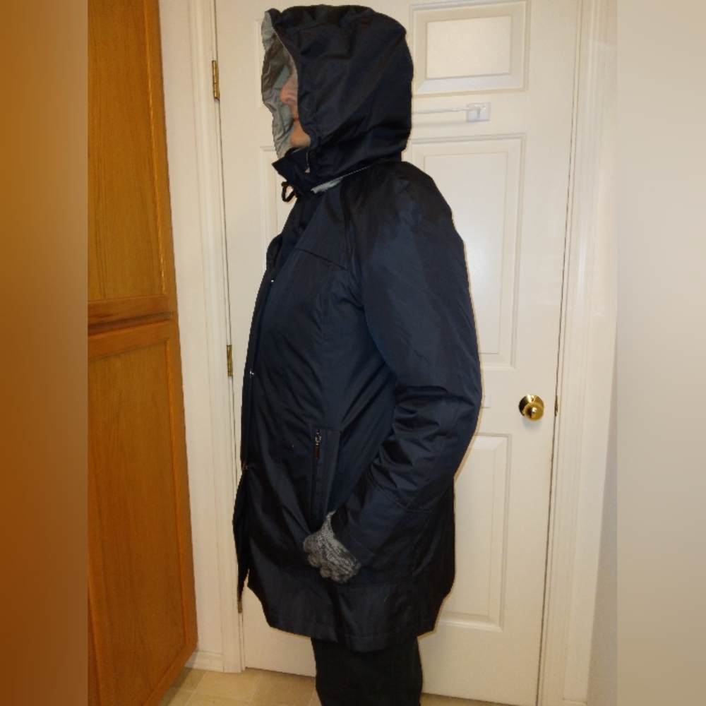 Ladies winter coat. Donatella. Size L. Dk navy blue.  Like new.
